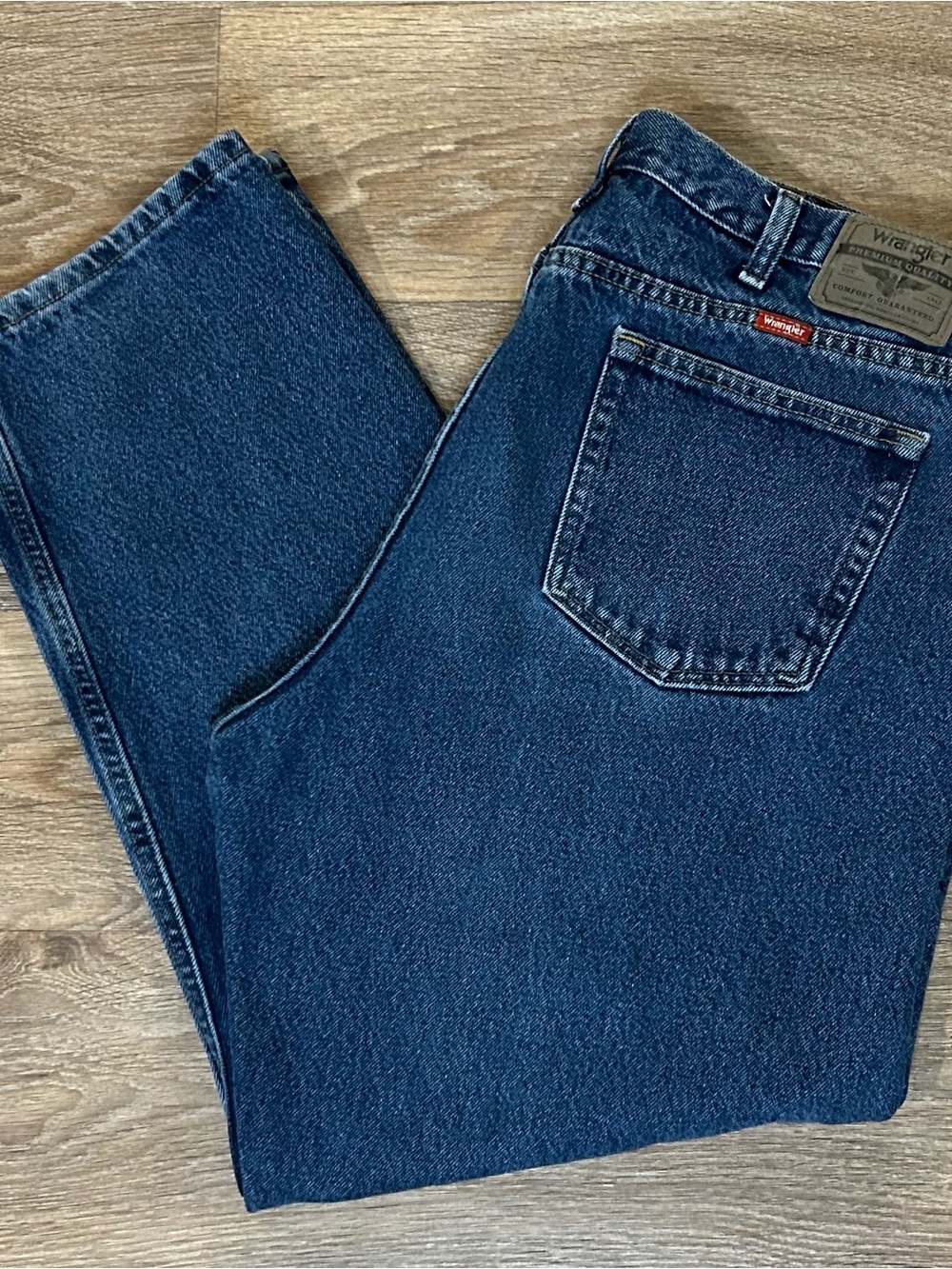 Menโs Wrangler Jeans Relaxed Fit Size 42x30 - Blue Denim / Medium Dark Wash
